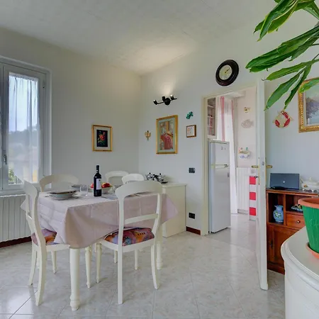 Lorenza Rooftop: Maggiore View Balcony Near - Happy Apartman *